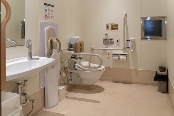 A棟多目的トイレ小