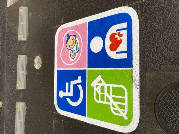 身障者用駐車スペース小